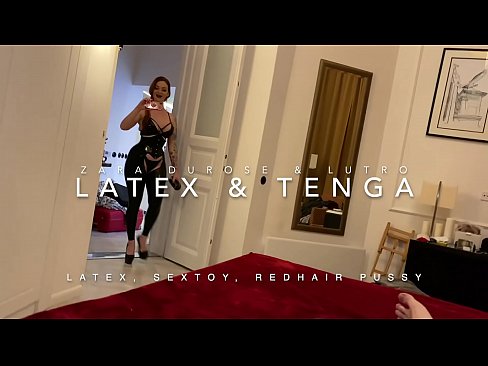❤️ Ngoanana e monyane ea nang le hlooho e khubelu ea apereng seaparo sa latex se kentsoeng ke ntate oa bobeli ❤️❌ ❌